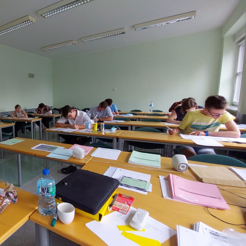 Sala egzamin Goethe-Institut. Czyli język niemiecki dla studentów niemieckich uczelni. Przeprowadzana wersja papierbasiert. Do zusykania wartościowy ceryfikat z języka niemieckiego