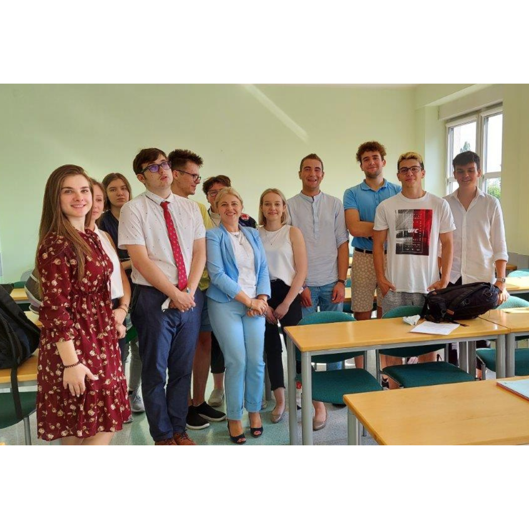 Egzamin języka niemieckiego TestDaF, Grupa zdających osób stoi w grupie i się pozytywnie uśmiecha